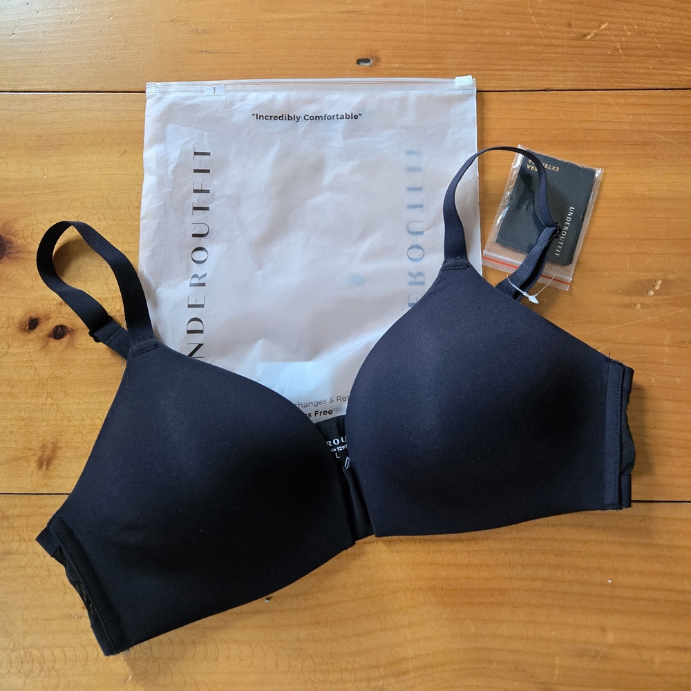 NWT Underoutfit Comfort Plunge Bra - Black - Wireless